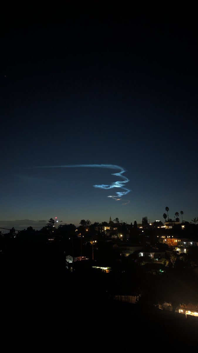 hirammrom's tweet image. Trails looking mighty fine against the evening sky. 👌

#sandie