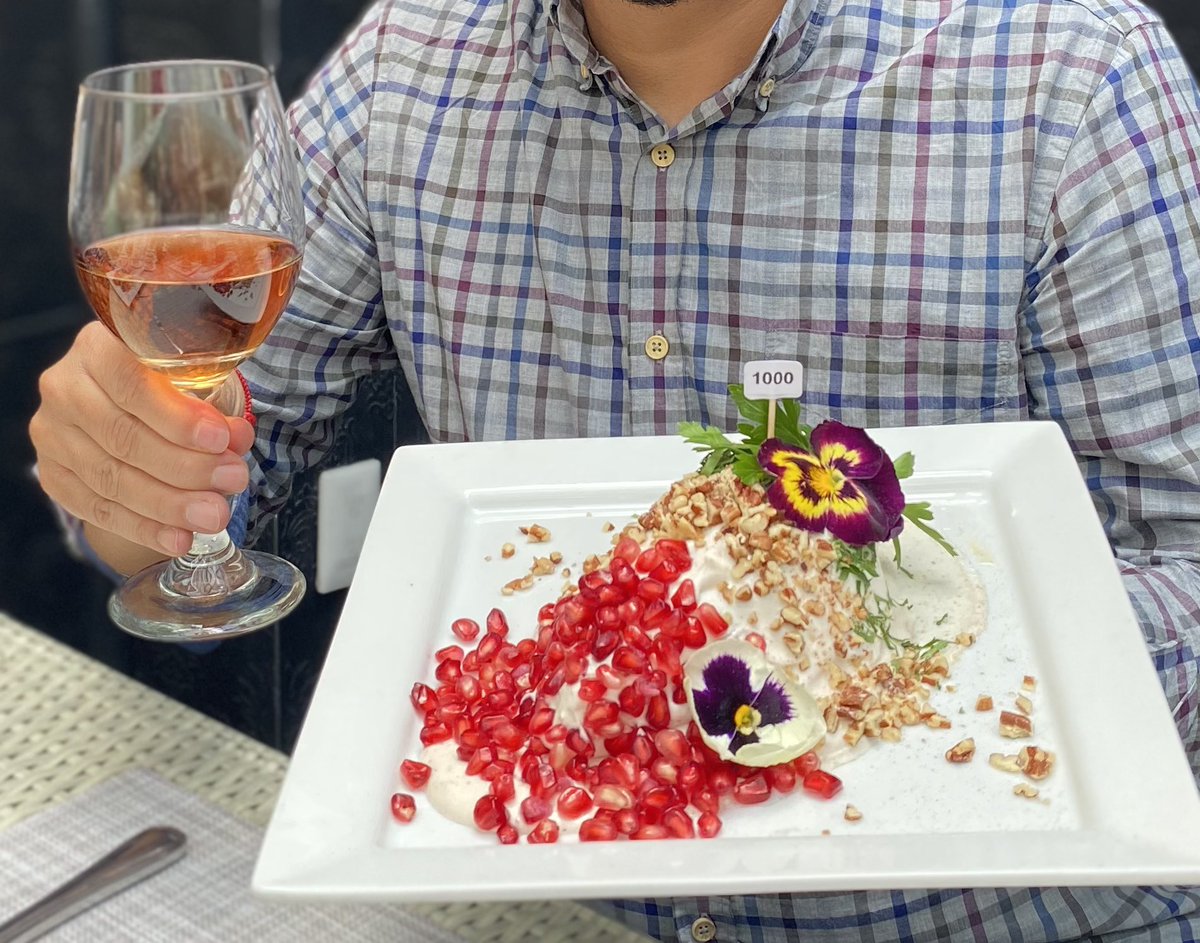 Alex_Gary10's tweet photo. Qué suerte recibir en mi mesa el chile en nogada número  #1000 #2023 en @HotelGeneve  #CDMX 🇲🇽 estuvo delicioso https://t.co/ES33dn8xWv
