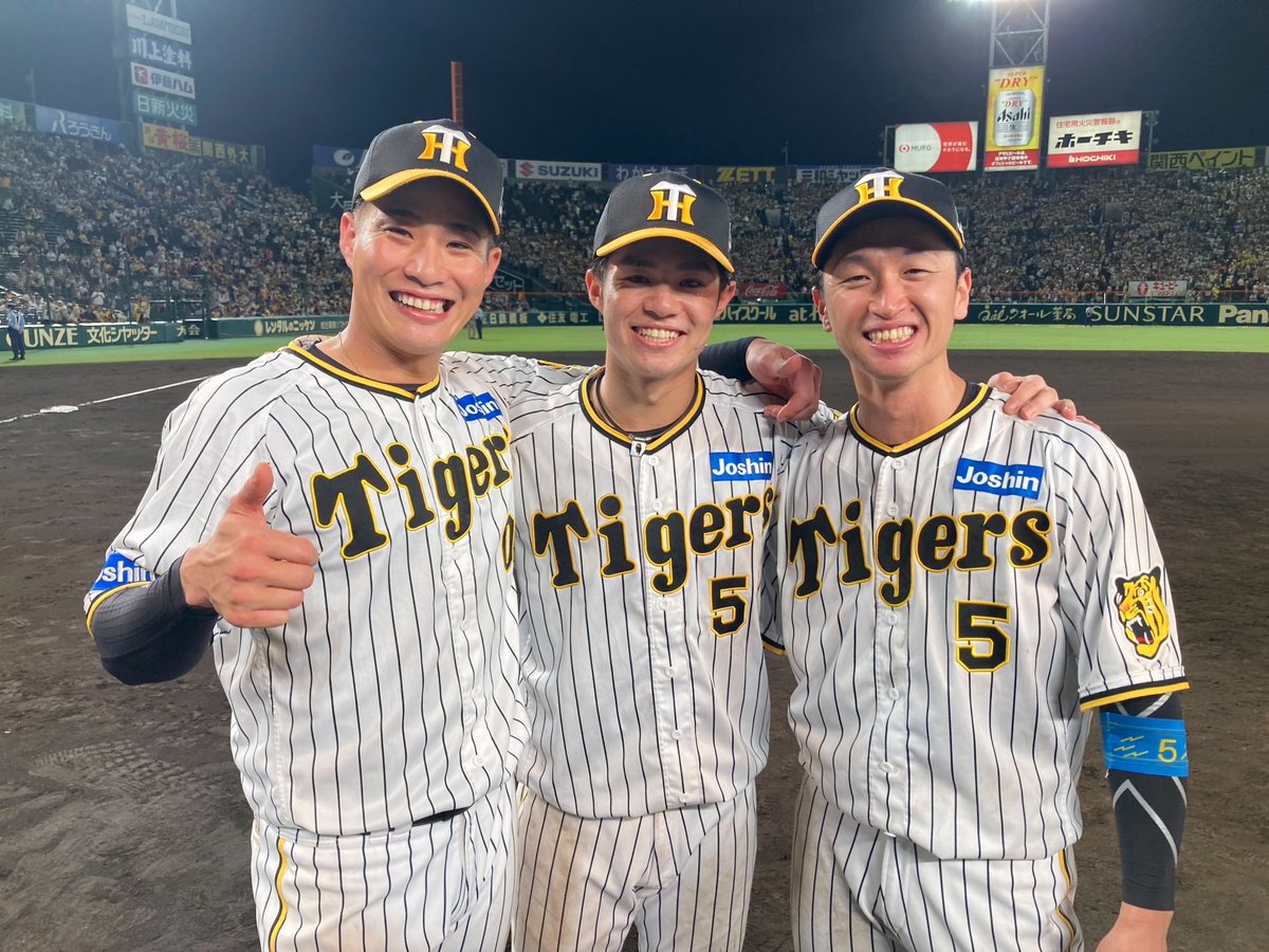TigersDreamlink's tweet photo. セレモニー後のグラウンドでの記念写真！みんな思い思いの写真撮影を楽しんでいました！
#阪神タイガース
#優勝
#JERAセリーグ
#ARE
★優勝特設サイトはこちらから↓
https://t.co/eIELMcHV4Z https://t.co/Tvd8QVaWc9