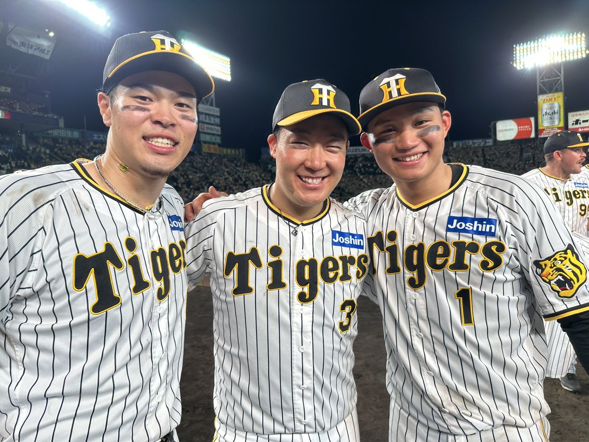 TigersDreamlink's tweet photo. セレモニー後のグラウンドでの記念写真！みんな思い思いの写真撮影を楽しんでいました！
#阪神タイガース
#優勝
#JERAセリーグ
#ARE
★優勝特設サイトはこちらから↓
https://t.co/eIELMcHV4Z https://t.co/Tvd8QVaWc9