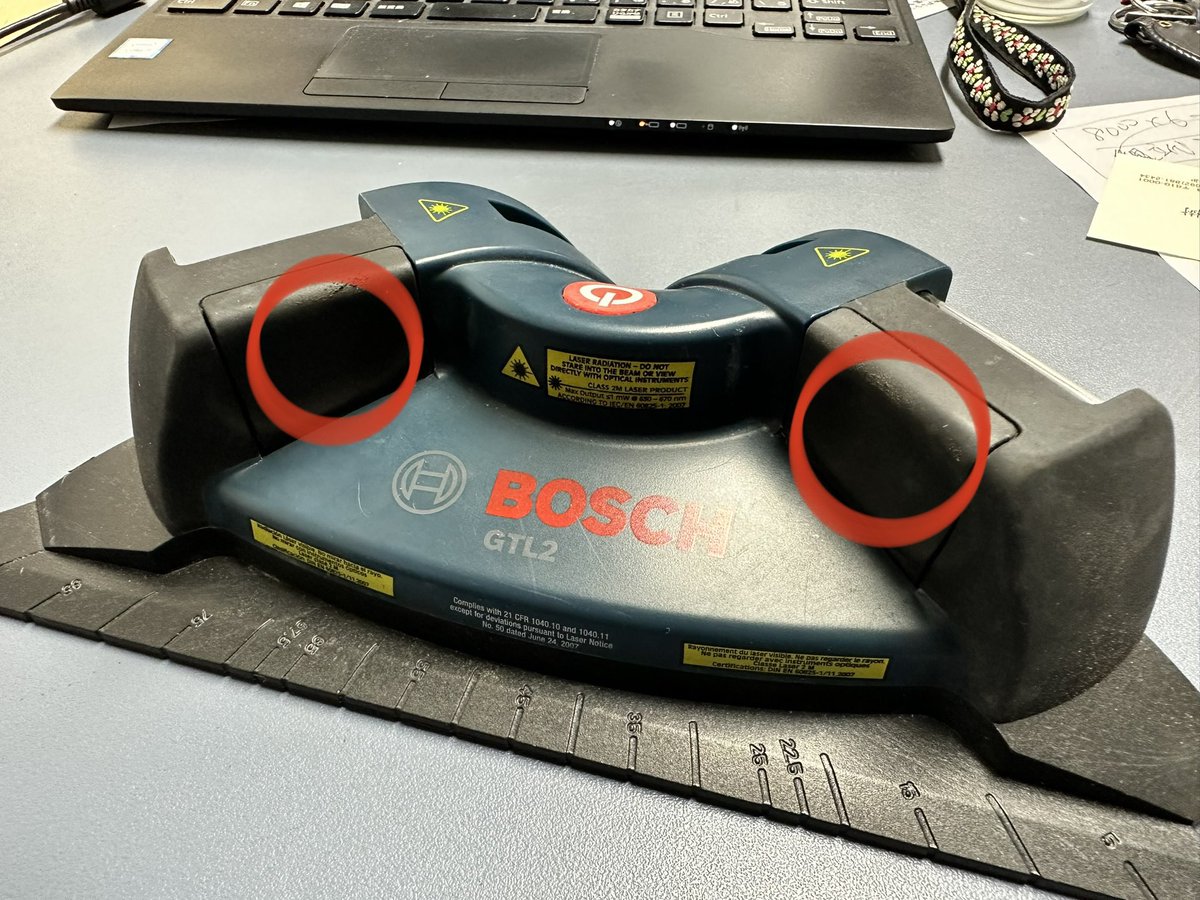 dusmel_clean's tweet photo. どなたか教えてください🙇

BOSCHのレーザー墨出し　GTL2

の画像の赤丸印のトコは何の為にあるかわかる方おられますか？？？

#BOSCH
#ボッシュ
#使い方
#レーザー
#墨出し
#フロア
#GTL2
#質問
#教えて
#お願い https://t.co/K2CvtqTAsu