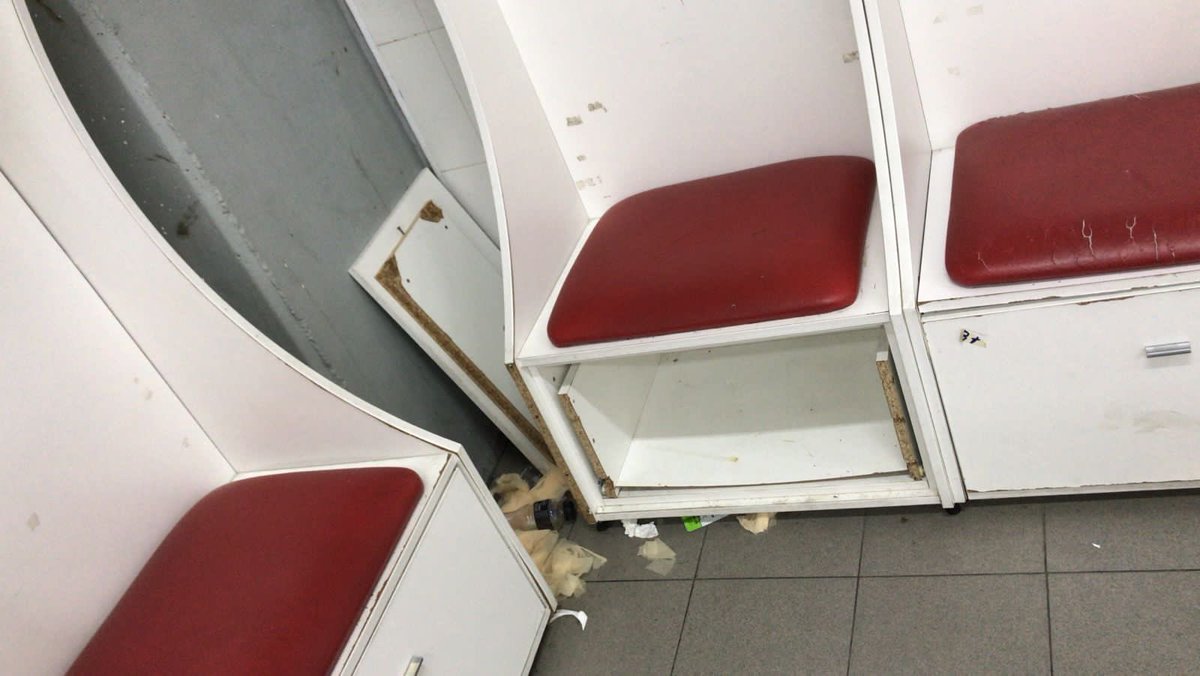 gustavomesap's tweet photo. [CALENTITOS LOS PANCHOS 😪🌭] Los jugadores de #Huracán🎈 luego de la derrota frente a #Independiente generaron destrozos en el vestuario en medio de insultos a personal del club local. https://t.co/W9KvoFh39e