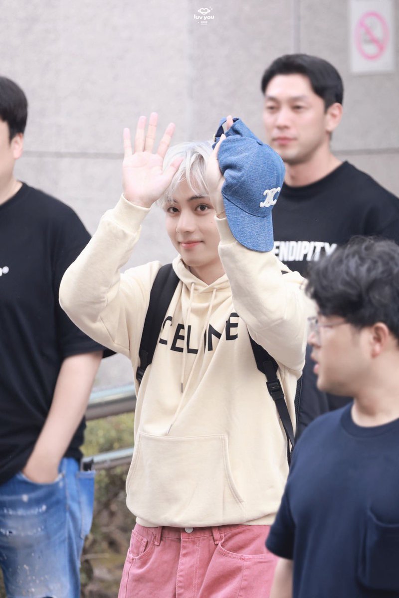 luv_you1230's tweet photo. •HD• 230915 퇴근
우리 멋진 곰돌잉🐻
#KIMTAEHYUNG #김태형 #방탄소년단뷔 #태형 #BTSV #V #テテ@BTS_twt https://t.co/COjXbkWcfQ