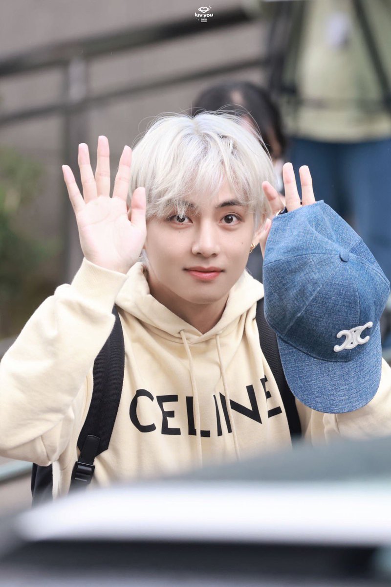 luv_you1230's tweet photo. •HD• 230915 퇴근
우리 멋진 곰돌잉🐻
#KIMTAEHYUNG #김태형 #방탄소년단뷔 #태형 #BTSV #V #テテ@BTS_twt https://t.co/COjXbkWcfQ