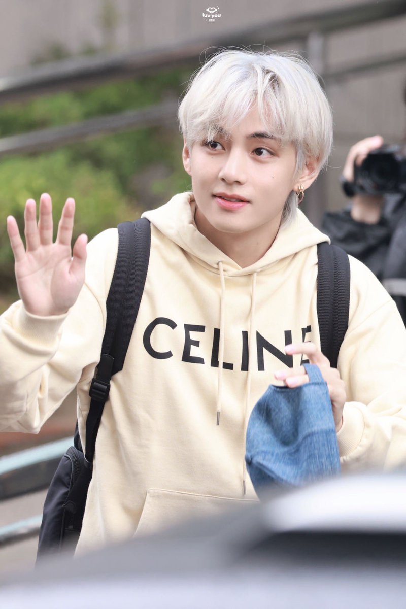 luv_you1230's tweet photo. •HD• 230915 퇴근
우리 멋진 곰돌잉🐻
#KIMTAEHYUNG #김태형 #방탄소년단뷔 #태형 #BTSV #V #テテ@BTS_twt https://t.co/COjXbkWcfQ