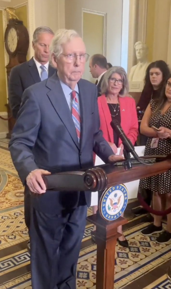 NFLMemes's tweet image. Jalen Hurts: *hands the ball off to D’Andre Swift* 

Vikings Defense: