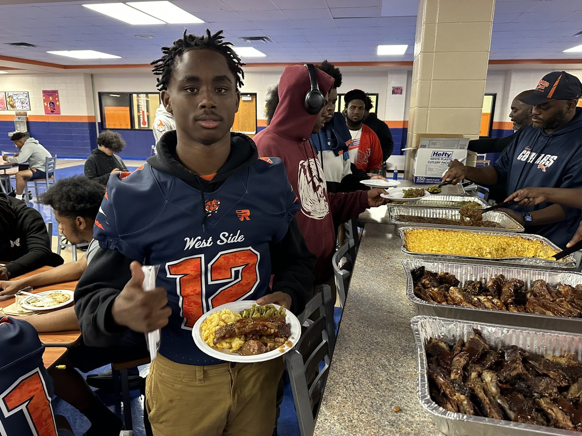 wscougarsfb's tweet photo. Break bread like a family, play like a Family! #PawsUP #TheGaryWay https://t.co/8NnbSv5FgW
