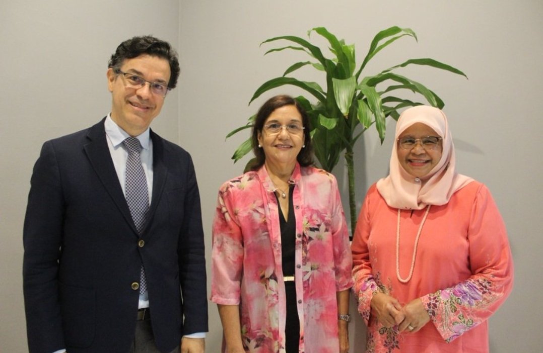 La Dir. @MaimunahSharif se reunió con la ministra de @citmacuba 🇨🇺, Elba Rosa Pérez para explorar opciones de colaboración conjunta en modelos innovadores de ciudad con enfoques en #ViviendaAdecuada y #CambioClimático.
#UrbanismoSostenible