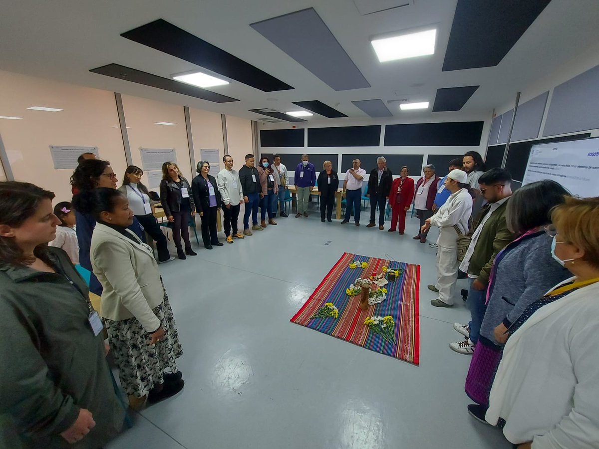 CulturaenBta's tweet photo. Hoy los representantes de pueblos étnicos, grupos etarios y sectores sociales de Bogotá, elegidos popularmente en los Consejos de Cultura periodo 2023-2027 se reunieron en la @cinematecabta en el Primer Consejo Distrital de Cultura Ampliado Poblacional. 👩🏿‍🦱👨🏻👩🏽‍🦰

👇🏼 https://t.co/B8bHbXSjpL