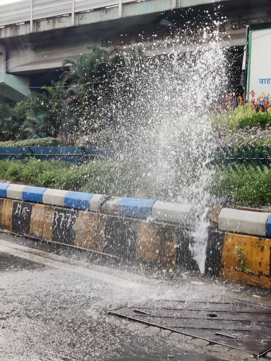 skw1602's tweet photo. I think lakes are full now no more watercuts. Waterfall at tt circle. Instead of lonavala go to tt circle and enjoy the waterfall. @mybmc @mumbaitraffic https://t.co/jLeySbDcti