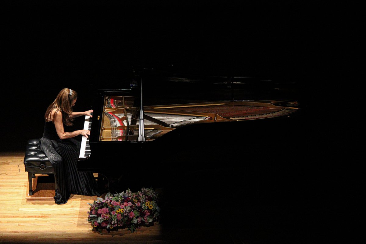 Dariof71's tweet photo. La pianista argentina, Karin Lechner, en el Festival Internacional de Piano en Blanco y Negro. @cenartmx 
.
.
.
@CulturaCiudadMx @dram1234 @alefrausto @FotoReporMx https://t.co/f1xuFNFqjL