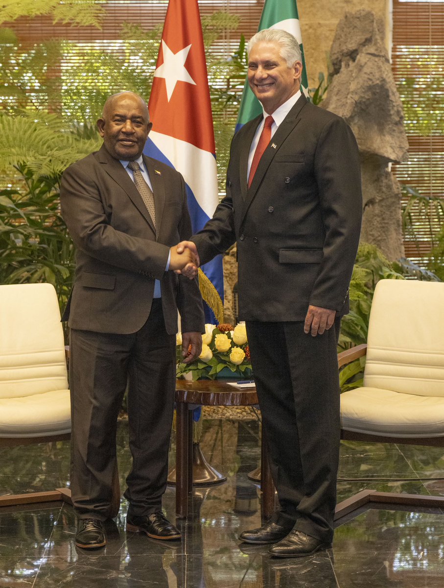 SalectSC20's tweet photo. @DiazCanelB @_AfricanUnion @PR_AZALI #Cuba🇨🇺 y #África fortalecen los inquebrantables lazos de amistad que las unen y reiteran la voluntad común de fortalecer los nexos de amistad y cooperación. #Comoras @_AfricanUnion #QbaD❤️ #DeZurdaTeam  #CubaG77 https://t.co/RPByWjON5W