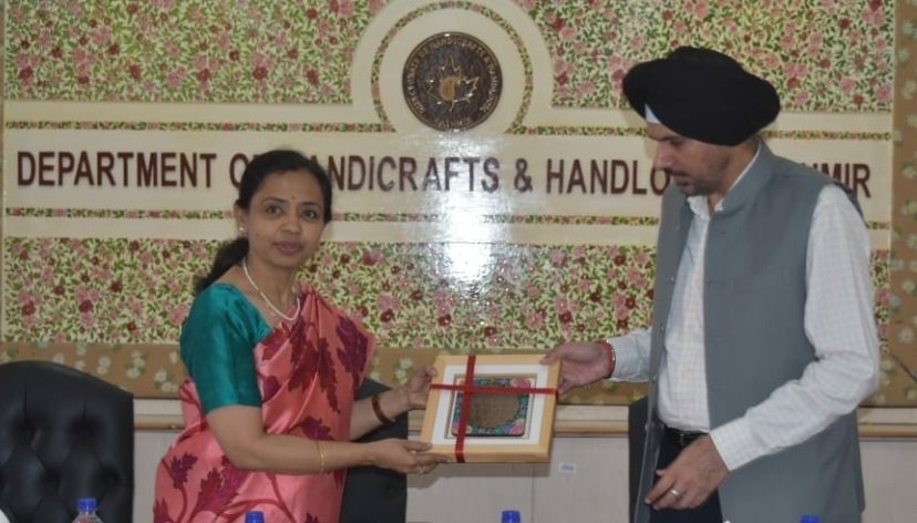 RisingKashmir's tweet image. #Kashmircraft #revival: #Handicrafts #deptt receives ‘Technology Advisory Note’

@dohhkmr @OfficeOfLGJandK
@diprjk

risingkashmir.com/kashmir-craft-…