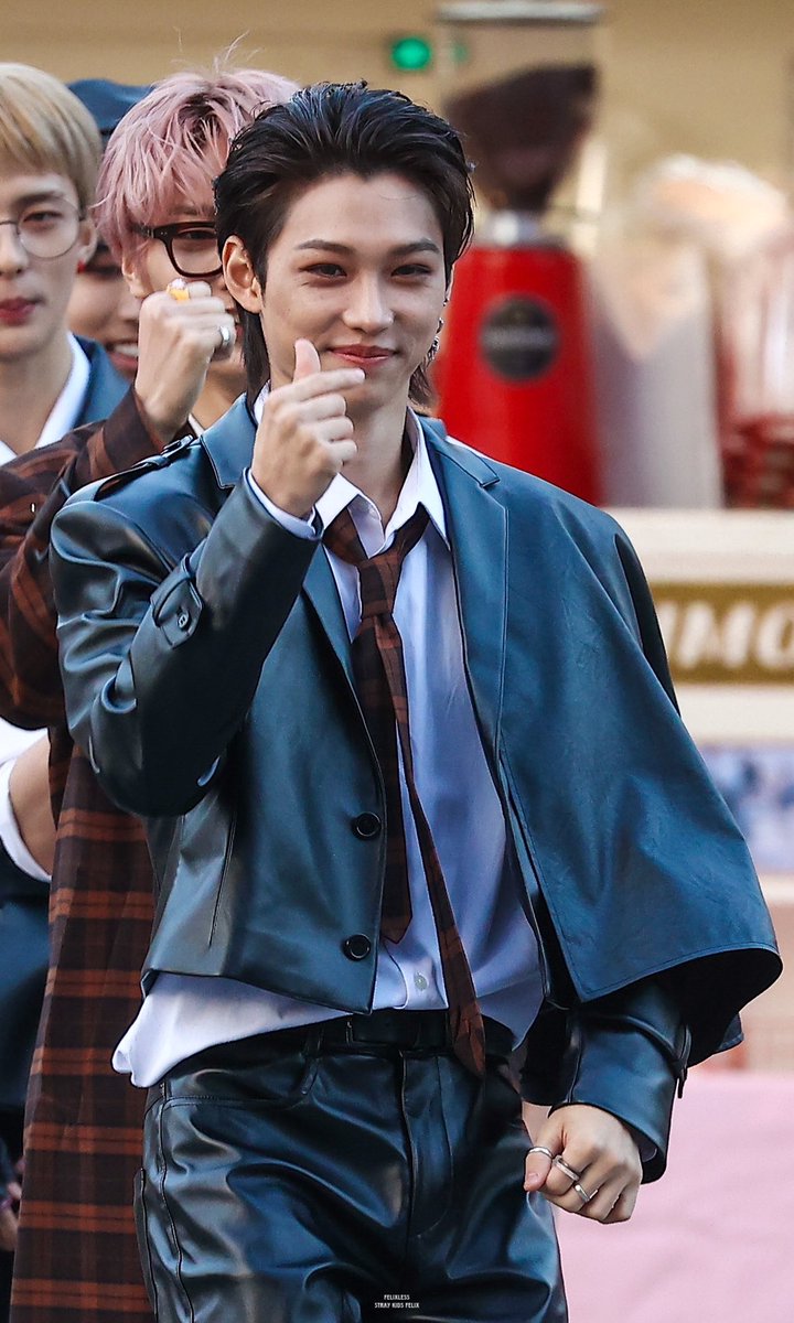 felixless915's tweet photo. ∧,,,∧
(  ̳• · • ̳)
/    づ♡MAIN CHARACTER FELIX DAY•ᴗ•

#내_행복의_모양은_용복이야
#FelixMakingItIconicAt23
#HappyFelixDay https://t.co/hcRbeo0uPc