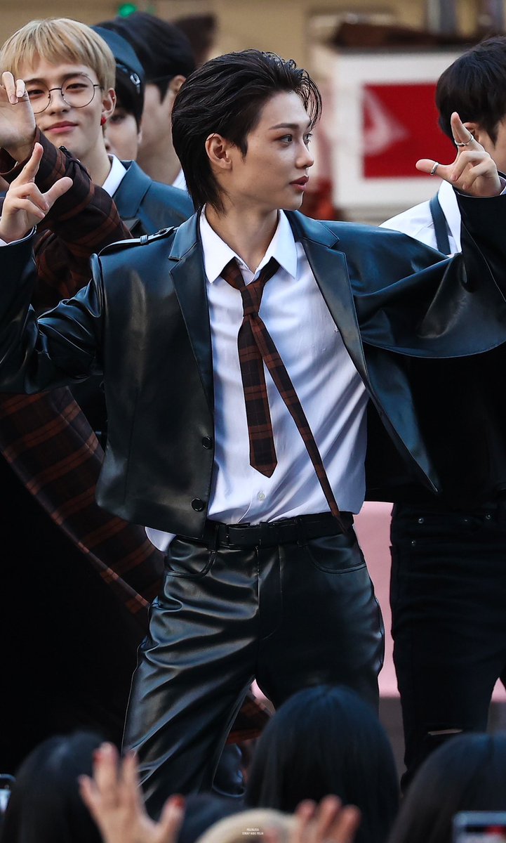 felixless915's tweet photo. ∧,,,∧
(  ̳• · • ̳)
/    づ♡MAIN CHARACTER FELIX DAY•ᴗ•

#내_행복의_모양은_용복이야
#FelixMakingItIconicAt23
#HappyFelixDay https://t.co/hcRbeo0uPc
