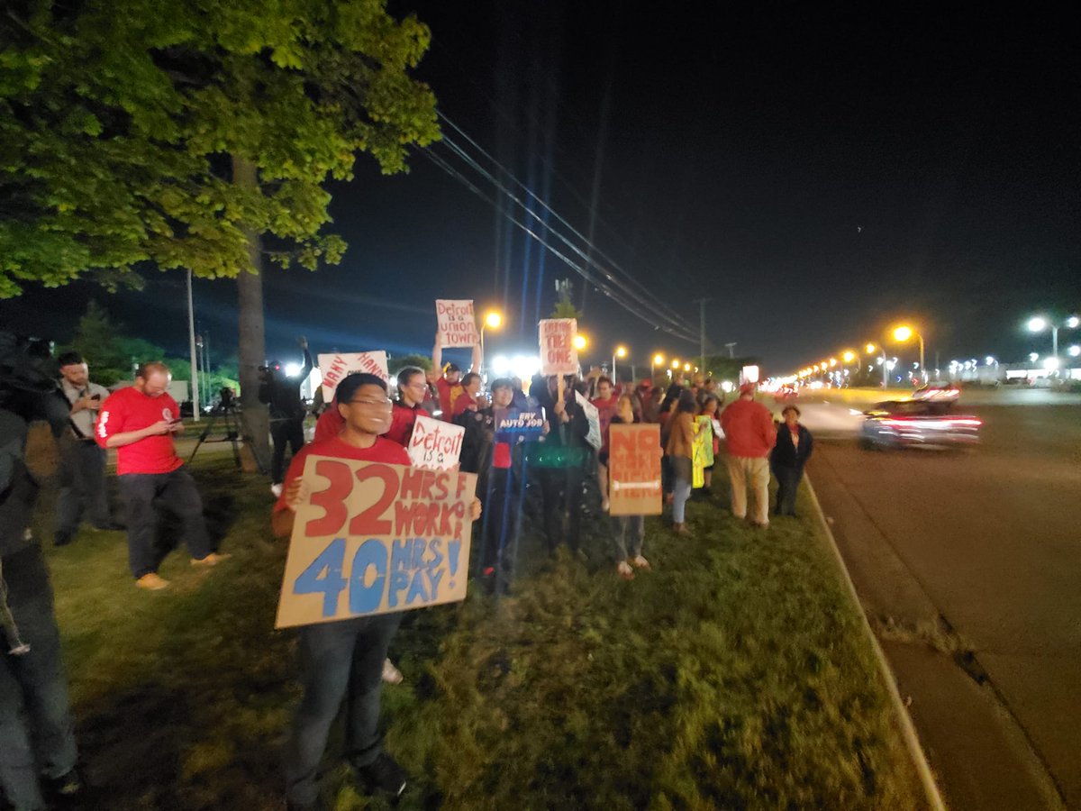 UAWD_Reform's tweet photo. The scene outside of UAW Local 900 in Michigan. Pictures via @andmbergman 

#UAWStrike #StandUpUAW #UAW https://t.co/ORtgfqiViZ