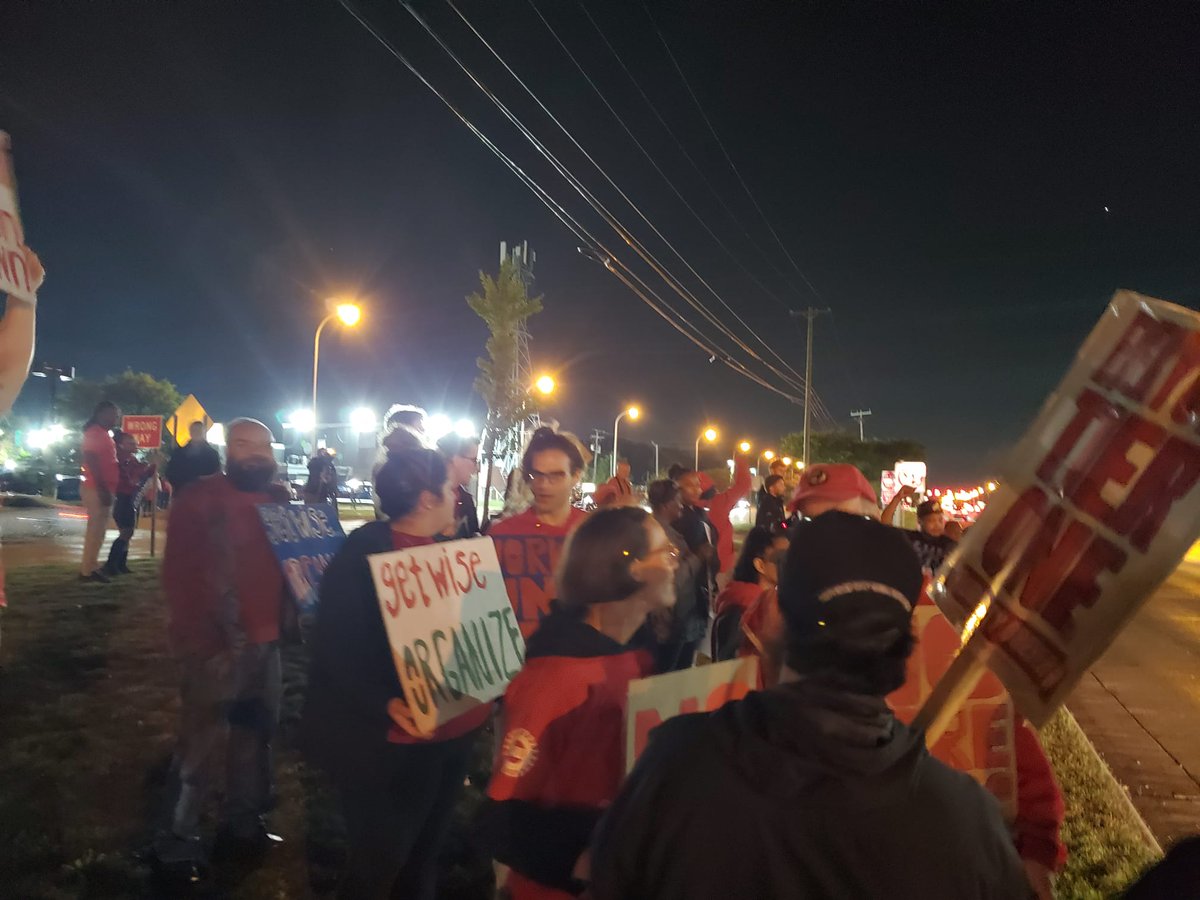 UAWD_Reform's tweet photo. The scene outside of UAW Local 900 in Michigan. Pictures via @andmbergman 

#UAWStrike #StandUpUAW #UAW https://t.co/ORtgfqiViZ