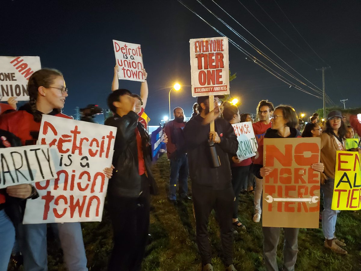 UAWD_Reform's tweet photo. The scene outside of UAW Local 900 in Michigan. Pictures via @andmbergman 

#UAWStrike #StandUpUAW #UAW https://t.co/ORtgfqiViZ