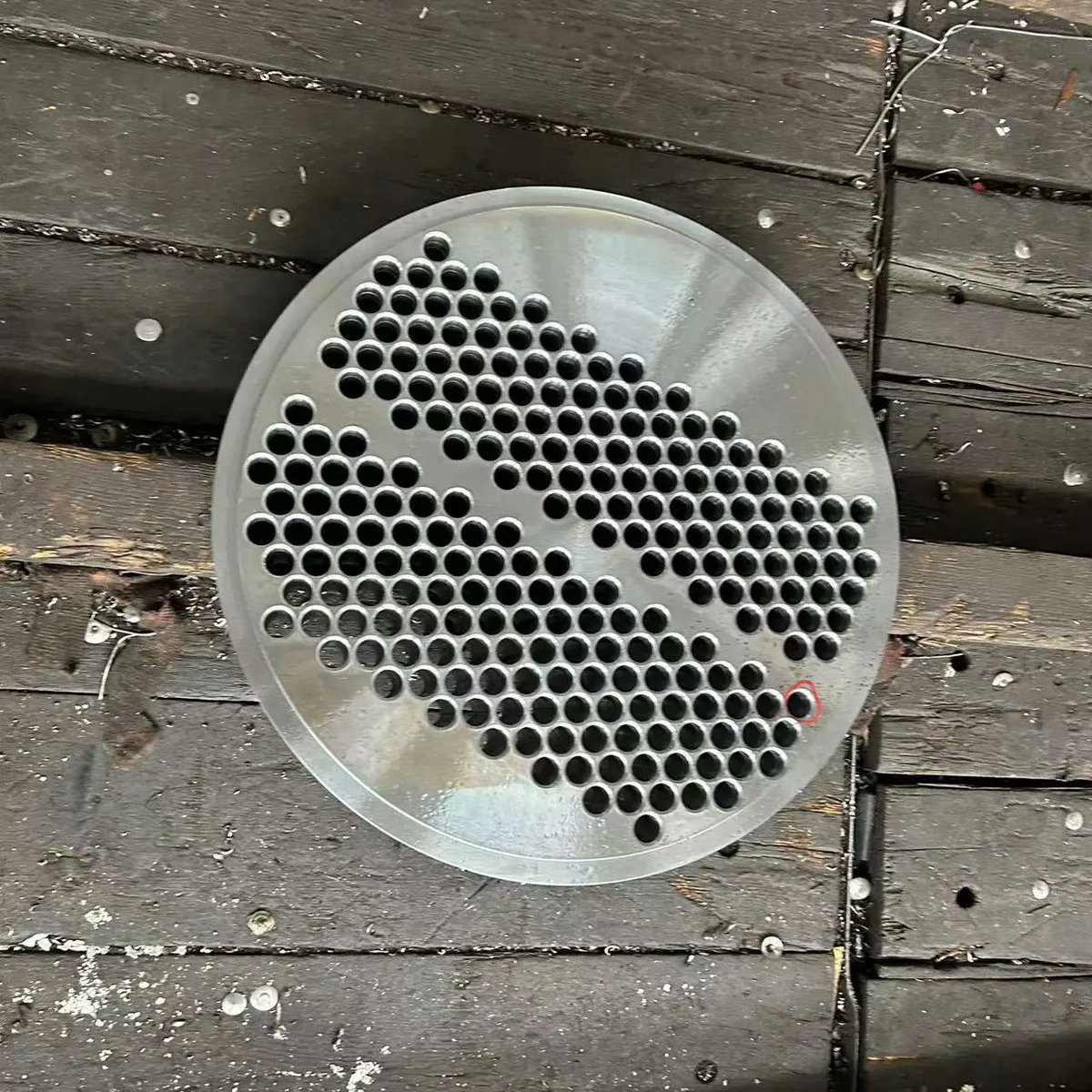 chenkiki520's tweet photo. 2 small tubesheet ordered by customers will be sent to Shanghai Port immediately（customer requires antirust oil）
 can make any quantity, please contact me for customization
OD:745mm/504.45mmTHK:85mm/87mm
hole OD:19.25
#tubesheet #flange #baffle #machine #boiler  #heatexchanger https://t.co/m1nT424r4Q