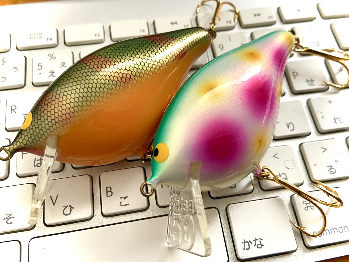 ik4UkrARsB0hqZd's tweet photo. 子供の頃、憧れのルアーだったバルサ50。
当時は高くて手が出ませんでしたが、
最近無性に使いたくなって2個GET。
やっぱりこのカタチ好きやわぁ…❤️
釣れる釣れないも大事やけど、使いたくなるモノかどうかも大切やなぁと。
#Balsa50 #Original #Classic
#使いたくなるルアーで釣れるのがベスト https://t.co/EuwNbQy9jg