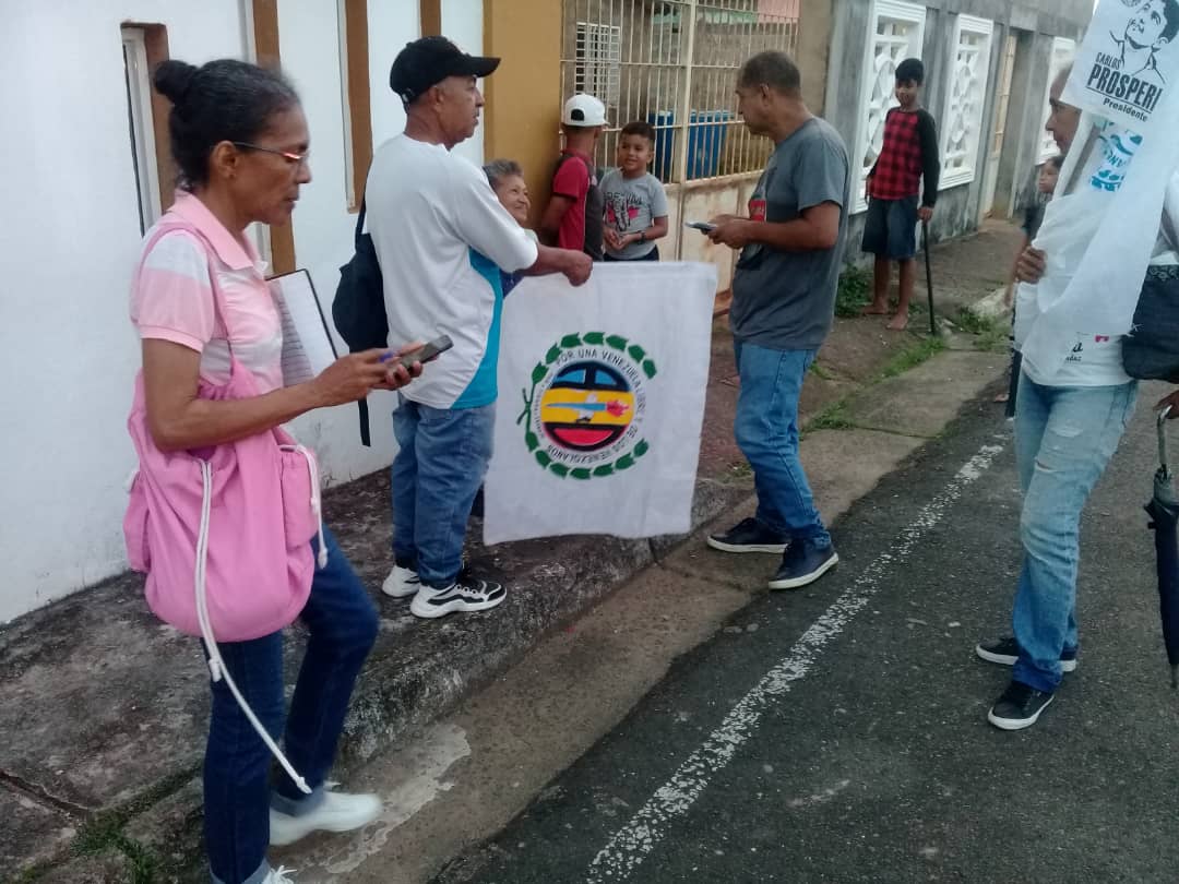 brunof_AD's tweet photo. #14Sep | Junto al equipo de AD 11 de Abril seguimos movilizados en cada rincón de nuestra parroquia llevando el mensaje de nuestro candidato a las primarias presidenciales @prospericarlos para lograr la #ProsperidAD de Venezuela.
#DemosElPrimerPaso https://t.co/ndQGUxuKtw