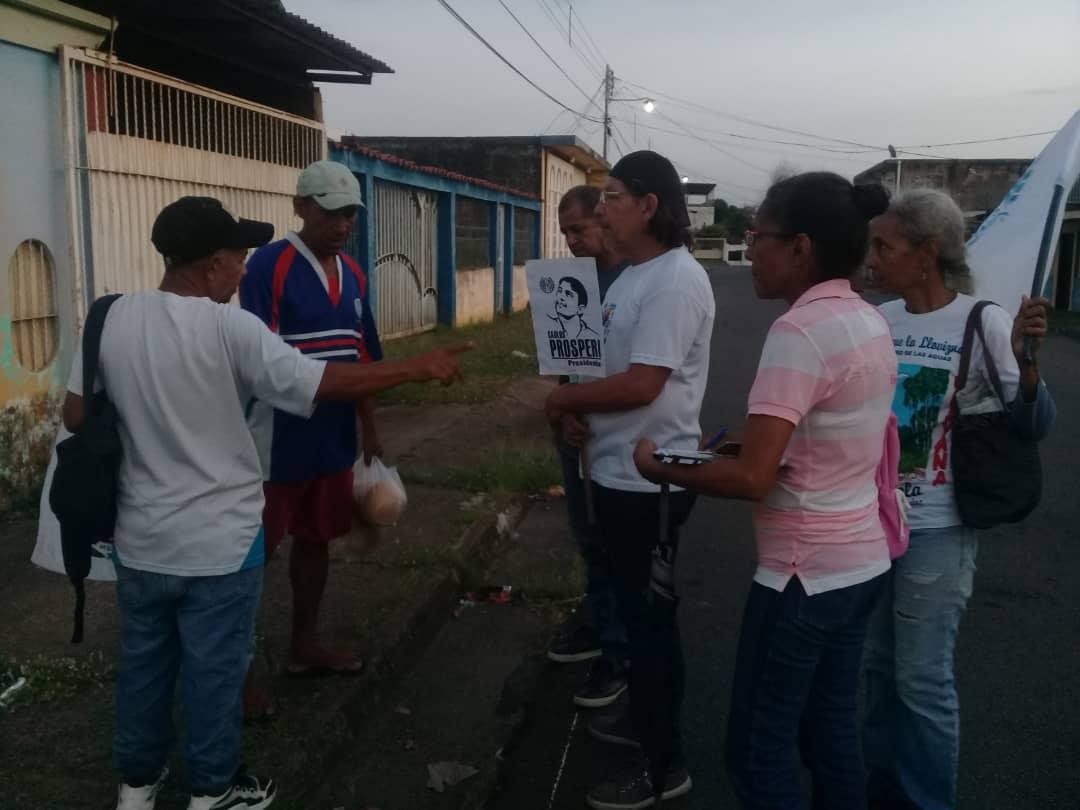 brunof_AD's tweet photo. #14Sep | Junto al equipo de AD 11 de Abril seguimos movilizados en cada rincón de nuestra parroquia llevando el mensaje de nuestro candidato a las primarias presidenciales @prospericarlos para lograr la #ProsperidAD de Venezuela.
#DemosElPrimerPaso https://t.co/ndQGUxuKtw