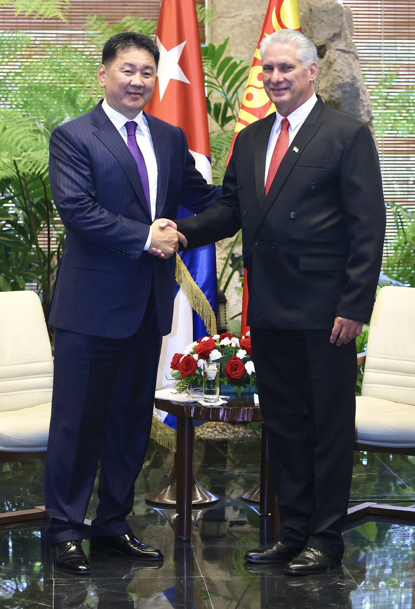 SalectSC20's tweet photo. @DiazCanelB Los presidentes de #Cuba🇨🇺 y #Mongolia, en conversaciones constataron la voluntad común de seguir afianzando las relaciones bilaterales y ampliar nexos económicos, comerciales y de cooperación en beneficio de ambos pueblos. #CubaG77 #QbaD❤️ #DeZurdaTeam https://t.co/VhNm73vBAQ