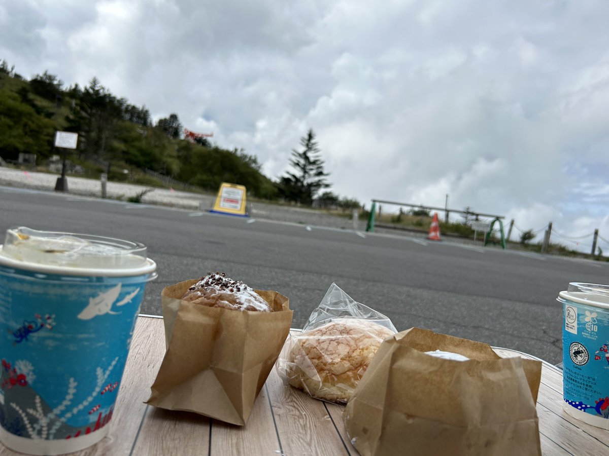 maple20022's tweet photo. 美ヶ原駐車場。

あたり一面雲、でも背中に太陽 https://t.co/KWTLzI7oIT