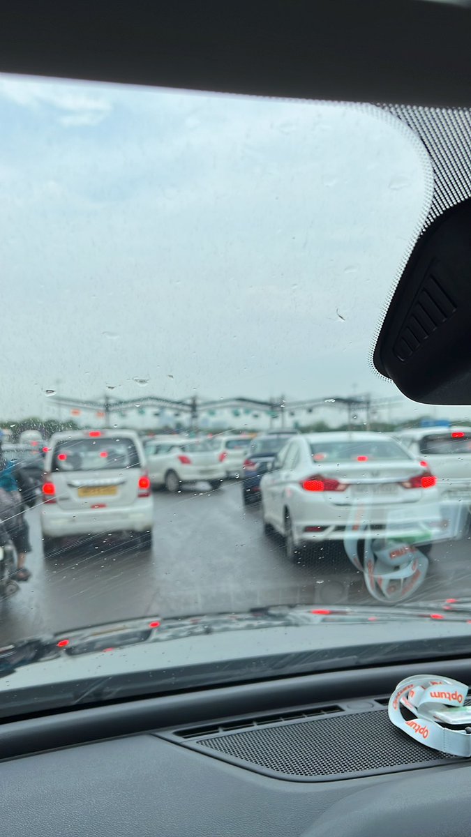 anuj8582's tweet photo. @OfficeOfNG sir this is daily situation at Faridabad Gurugram toll road. Please help for it sir as it is causing pain to daily office goers. https://t.co/jfzObfW0ye