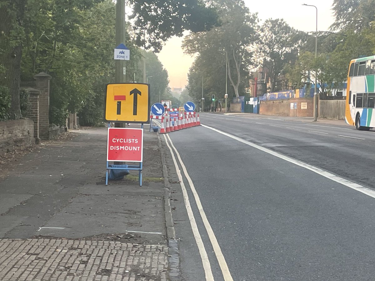 Banbury Rd near Staverton Rd. ⁦@thameswater⁩ tells cyclists to dismount.  I’m afraid I failed to comply. #CyclistsDismount signs should never be used on Oxford’s roads ⁦⁦@OxfordshireCC⁩