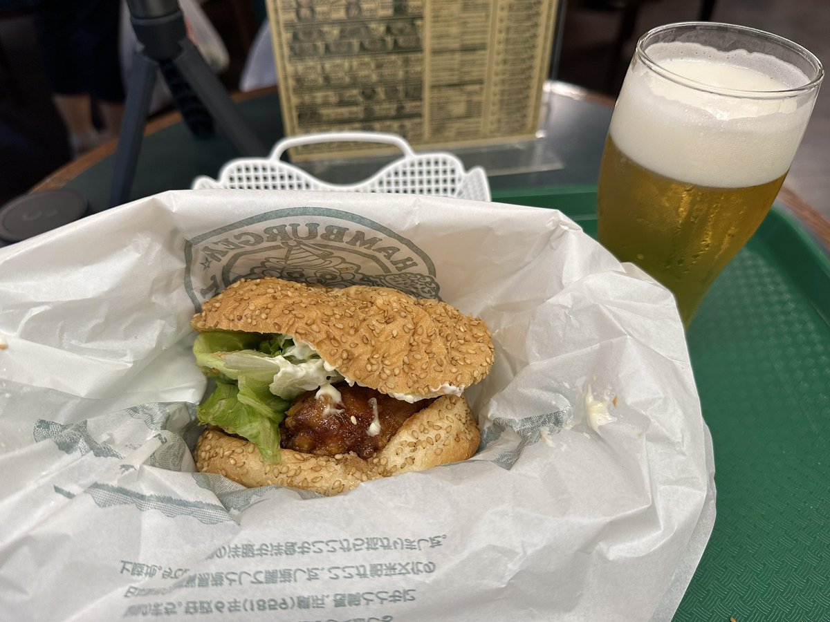 Masa_Yamakawa's tweet photo. 初ラッキーピエロのチャイニーズチキンバーガー❗️評判通りの美味しさでした😋
#SnapPod にiPhone付けて #SnapGrip をリモコンにして自撮り撮影。コンパクトで持ち運び便利、瞬間セッティングのスグレモノです❗️
#shiftcam_jp
#magsafe
#自撮り
#三脚
#vlog
#ラッキーピエロ
#函館旅行 https://t.co/LNWRku8dbM