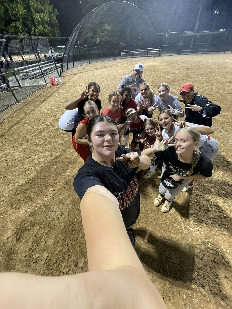 MbBelter's tweet photo. We went on a trip to get a 0.5x with Julie Heitman! HUGE shout out for her coming out to train with our girls tonight, you put the ladies to work and it was a blast! @il_hawks

*COACH C WE WILL SEE YOU!* @clubcdub https://t.co/l8u6dzzg28
