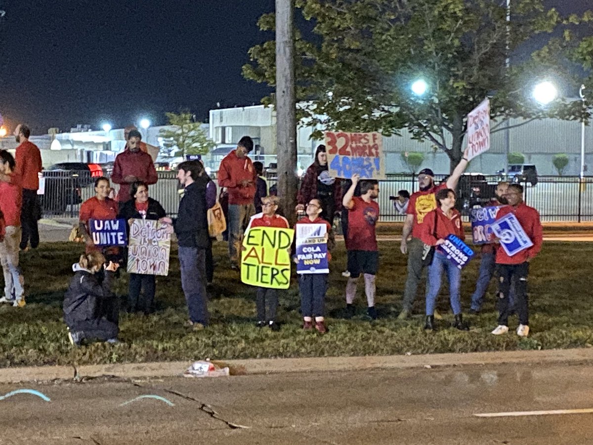 MikeWayland's tweet photo. First shots from outside of Michigan Assembly Plant, https://t.co/ij3YFGbRku https://t.co/Rt3CkJZKcg
