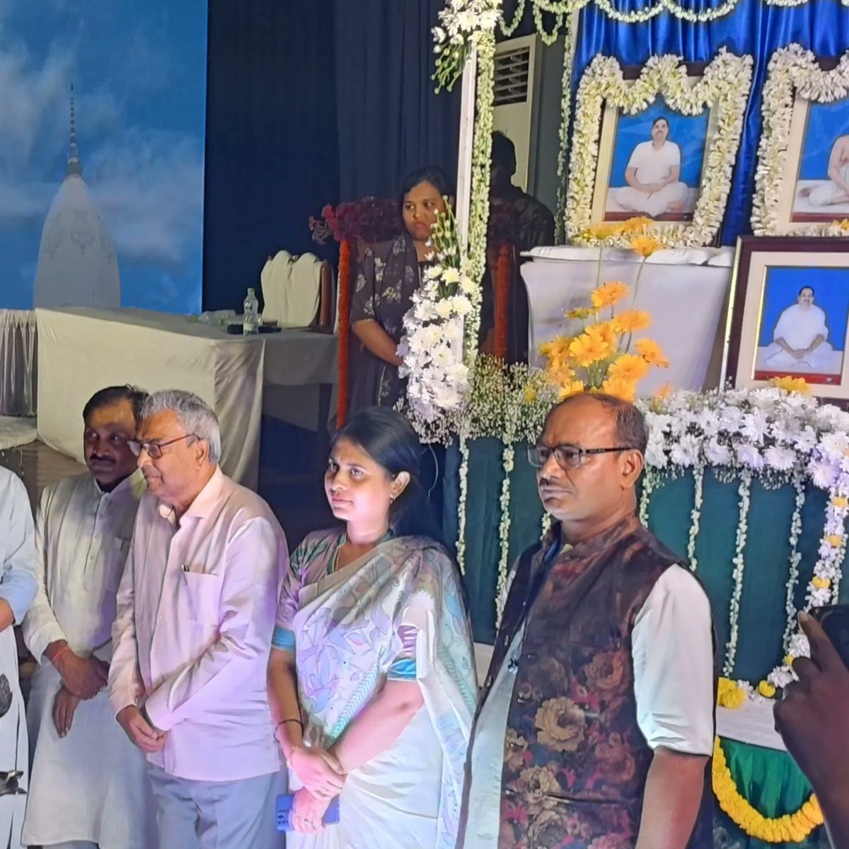 ShreemayeeM's tweet photo. ଭୁବନେଶ୍ୱର ଜୟଦେବ ଭବନଠାରେ ଶ୍ରୀଶ୍ରୀ ଠାକୁର ଅନୁକୂଳଚନ୍ଦ୍ରଙ୍କର ପବିତ୍ର ଭାଦ୍ର ପରିକ୍ରମା ସତସଙ୍ଗ ଓ ସାଂସ୍କୃତିକ କାର୍ଯ୍ୟକ୍ରମରେ ଯୋଗ ଦେଲି । ଶ୍ରୀଶ୍ରୀ ଠାକୁରଙ୍କ ଭାବଧାରା ଉପରେ ଆଲୋଚନା ଓ ଭଜନକୀର୍ତ୍ତନ ଶୁଣିବାର ସୁଯୋଗ ପାଇଲି। #Bhubaneswar #jaydevbhawan #Bandepurusottam https://t.co/PemqQv0BCT