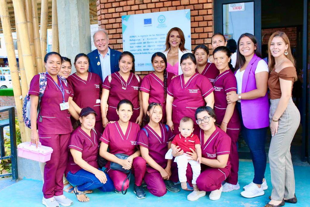 EUAmbEcuador's tweet photo. Visita muy alegra a #Manta con la Alcadesa @marcivaldivieso en la nueva Casa de la Mujer y el Centro de Desarollo Comunitario de San Mateo manejados por @municipiomanta, apoyados por  @ACNUREcuador , @OIMEcuador, @ONUHabitatAndin  con fundos 🇪🇺,🇺🇲 y🇨🇭. #JuntosSomosMásFuertes https://t.co/q2bYk6VHwu
