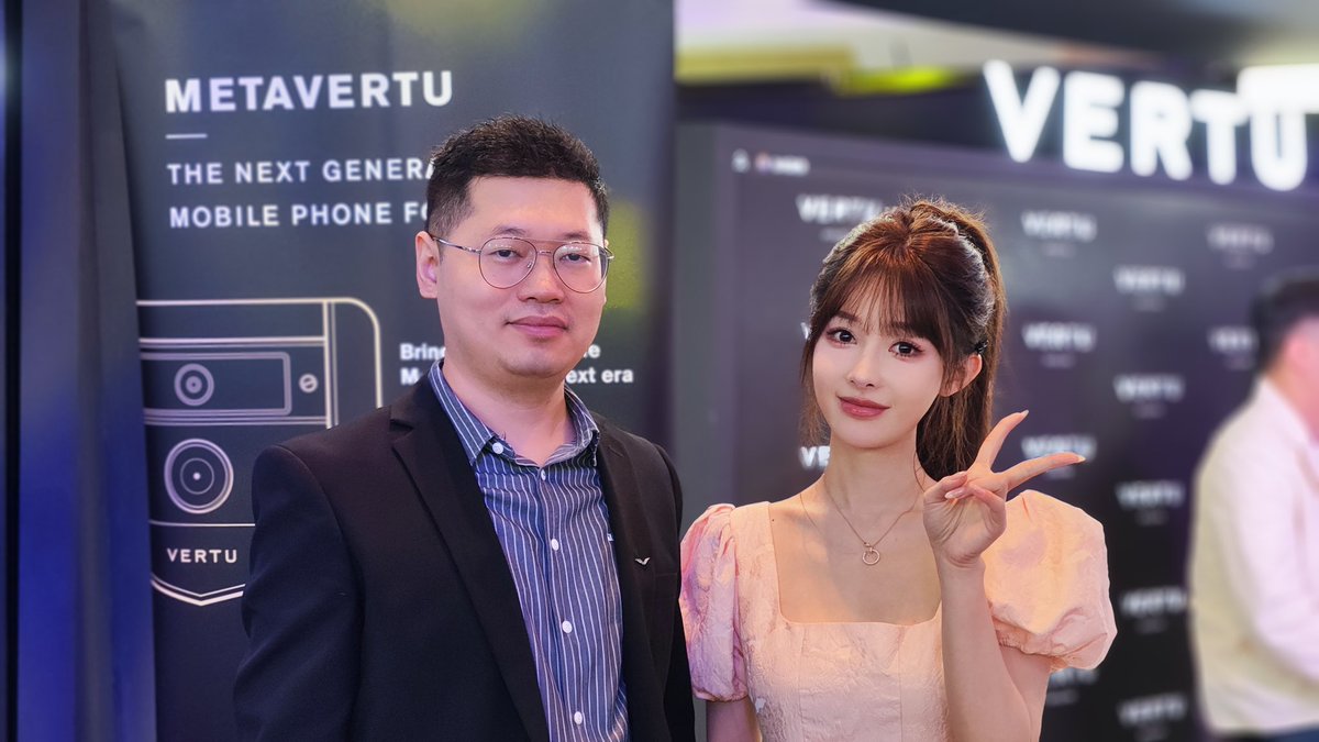 在TOKEN 2049遇见了顶奢Web3手机VERTU 好喜欢！！

那么问题来了 听说VERTU手机最便宜的是3000u一台..那我什么时候才能拥有呢🥺 https://t.co/53JUKI44vj