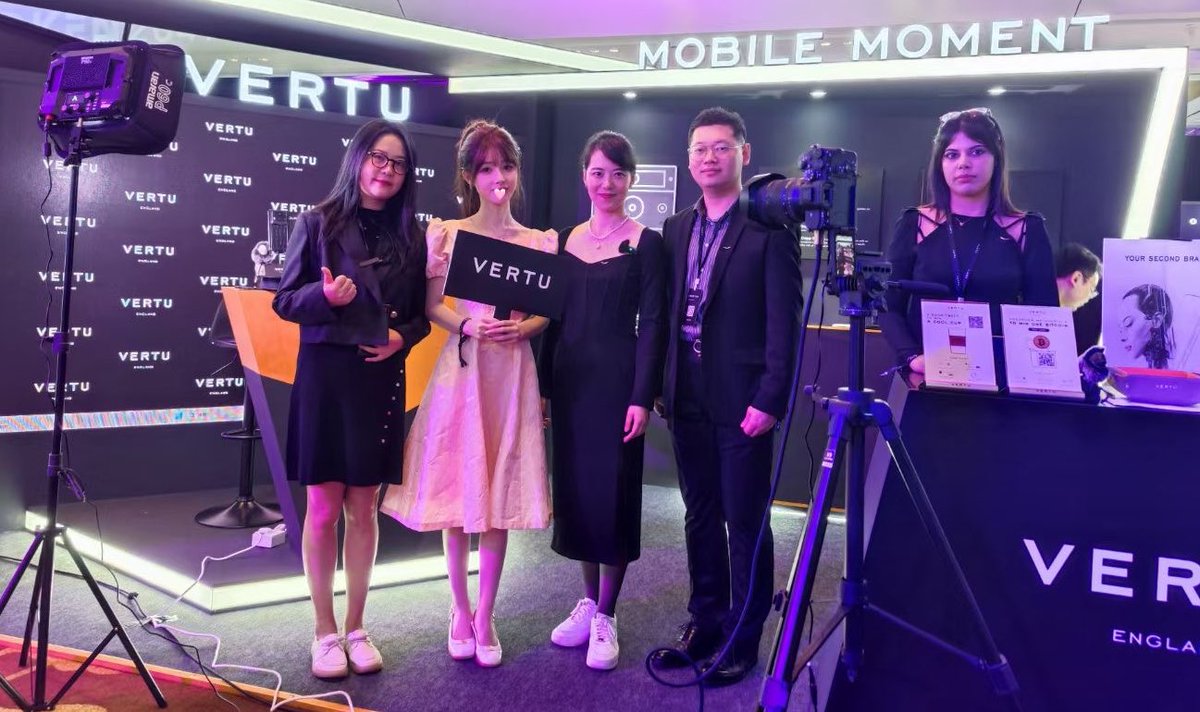 在TOKEN 2049遇见了顶奢Web3手机VERTU 好喜欢！！

那么问题来了 听说VERTU手机最便宜的是3000u一台..那我什么时候才能拥有呢🥺 https://t.co/53JUKI44vj