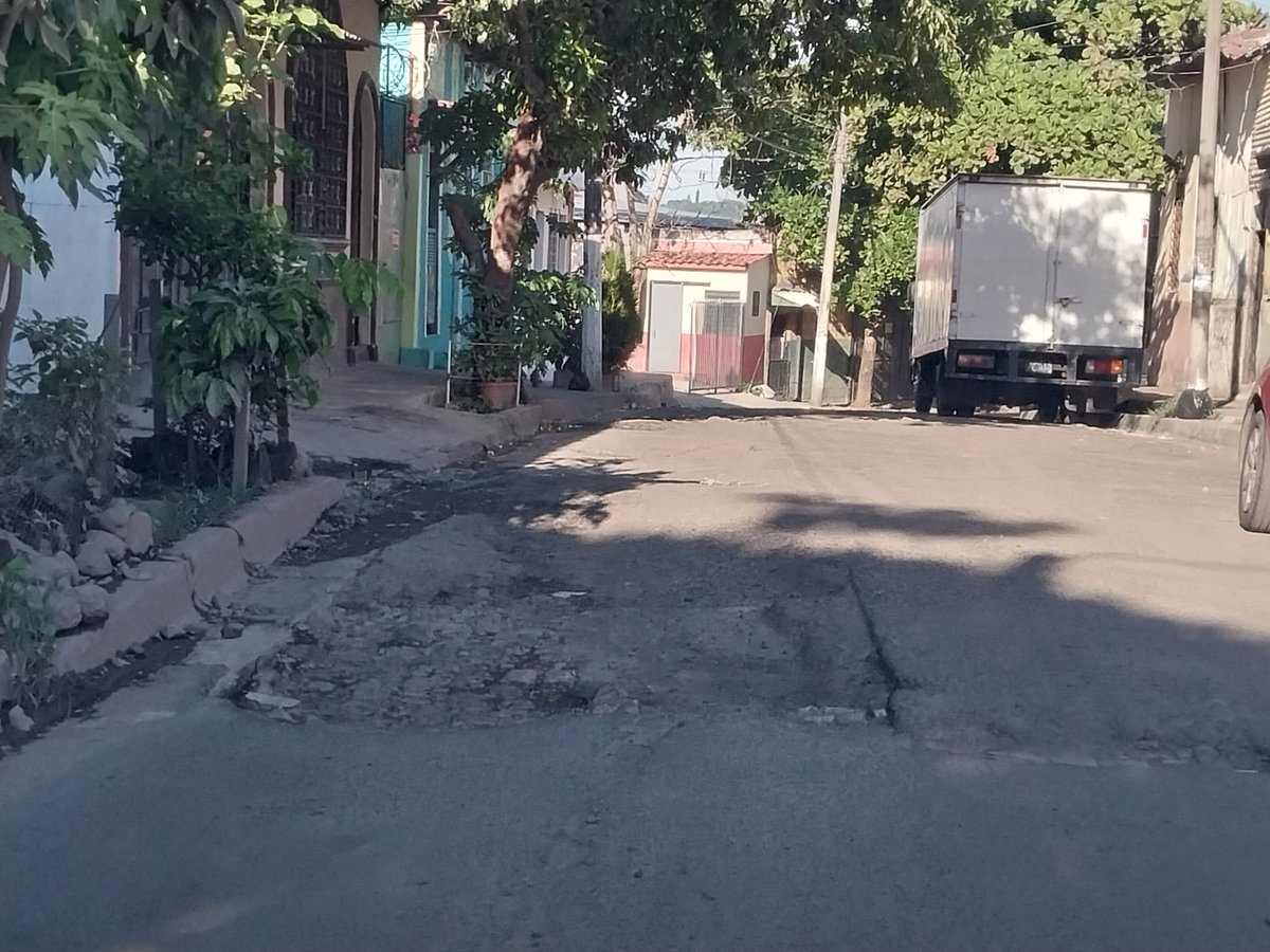 vickyta20h's tweet photo. @ObraMunicipal Pues espero lleguen a la altura del pasaje Ángulo, ya que es una calle de acceso al mercado central y está super deteriorada @alcaldia_ss ya les repito https://t.co/g0CvOcNNSI