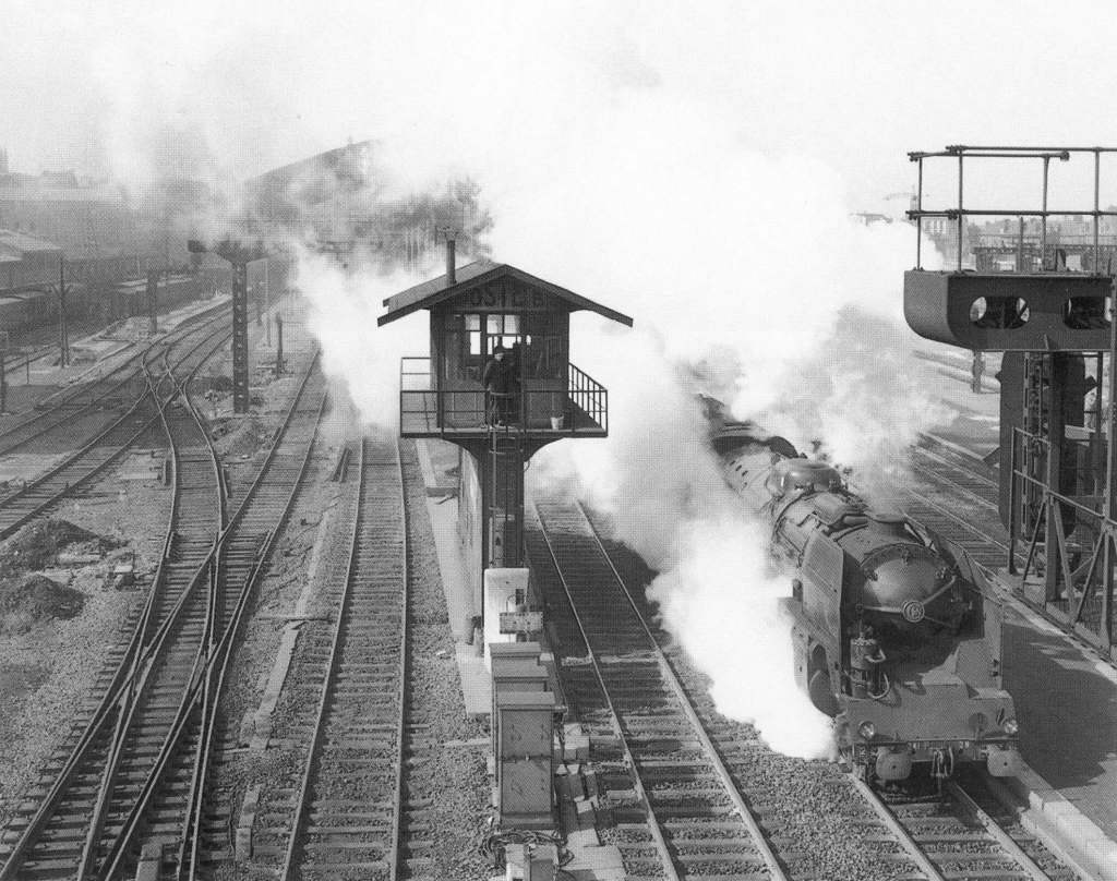 CheminsdeFerTC's tweet photo. La #vapeur #241P quittant la gare de #LilleFlandres fin des années 50 ou début des années 60 à grand renfort de panache de fumée, cache la verrière des quais et ne laisse apparaitre que le poste d'aiguillages surélevé et le sémaphore de signalisation.
Photo d'Yves Broncard. https://t.co/1GoGw84LT6
