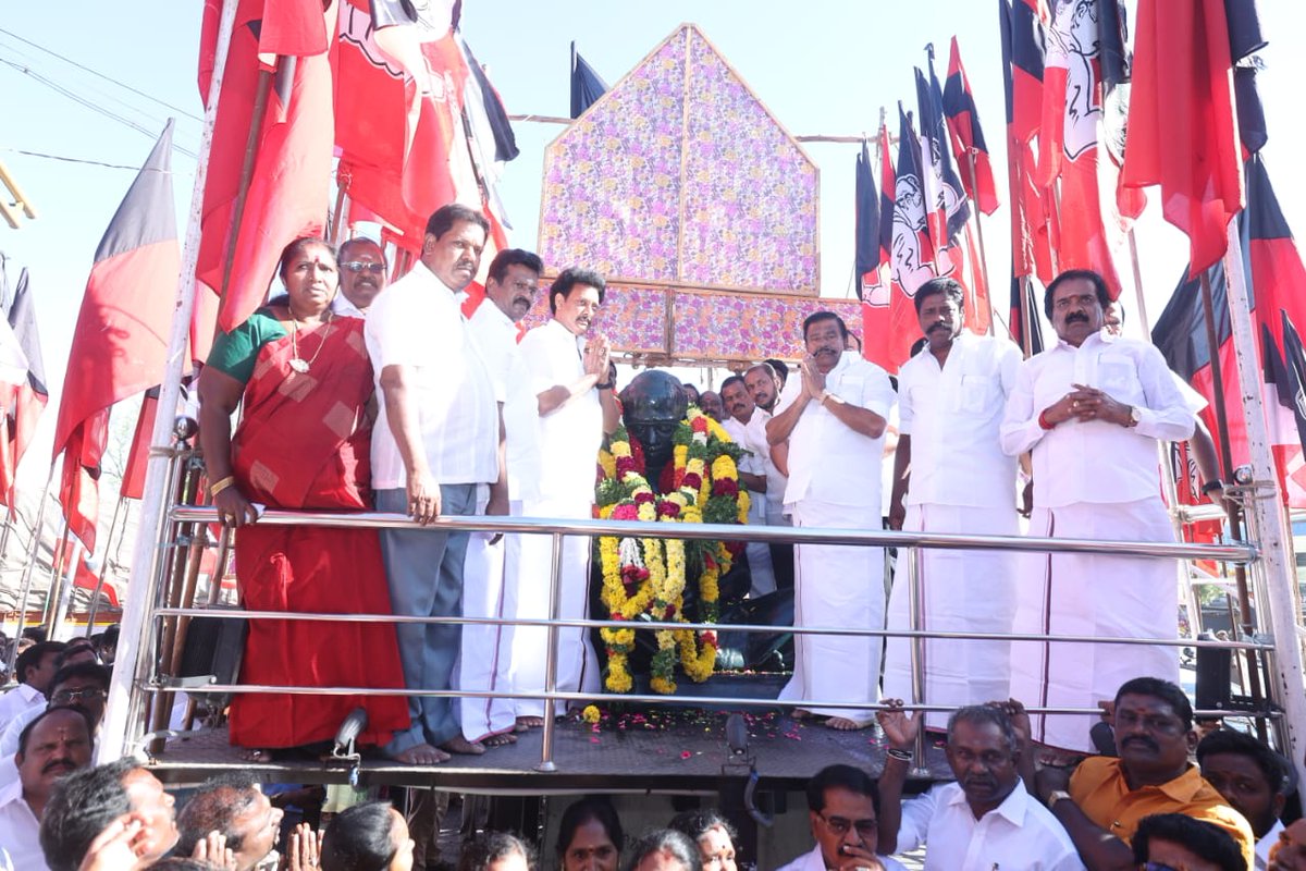 Anbil_Mahesh's tweet photo. “நாடு என்பது பூகோளப் படம் அல்ல! அங்கு வாழும் மக்களின் உணர்ச்சித் தொகுப்பு” என்று சொல்லி “தமிழ்நாடு” என பெயர் சூட்டி நம்மை எல்லாம் தலைநிமிர வைத்த பேரறிஞர் பெருந்தகை அண்ணா அவர்களின் 115-வது பிறந்த நாளில் திருச்சி சிந்தாமணியிலும், கலைஞர் அறிவாலயத்திலும் உள்ள அவரின் திருவுருவச் சிலைக்கு மாலை அணிவித்து மரியாதை செலுத்தினோம்.
@KN_NEHRU