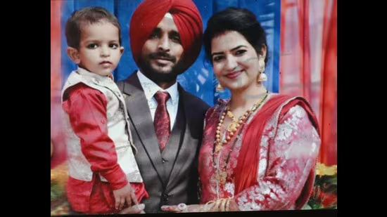 HTPunjab's tweet image. Colonel #ManpreetSingh’s grief-struck family proud of his 20-year service

(@Robert_Aabraham reports)

hindustantimes.com/cities/chandig…