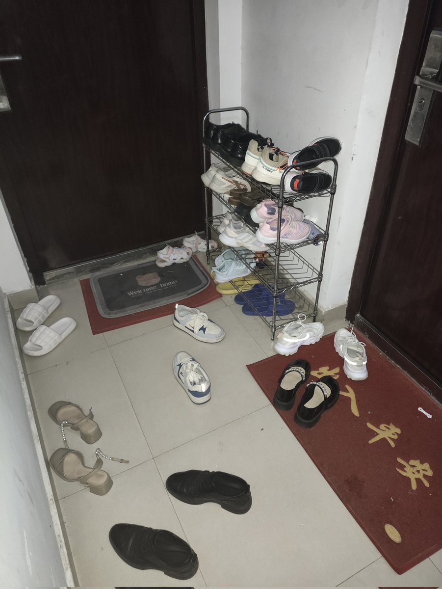 mvn_chowdary's tweet photo. 极品啊，看起来像少妇的高跟凉鞋和女儿的小皮鞋运动鞋，都玩了一下，最后释放在小皮鞋里 https://t.co/lA8qEfv8gl