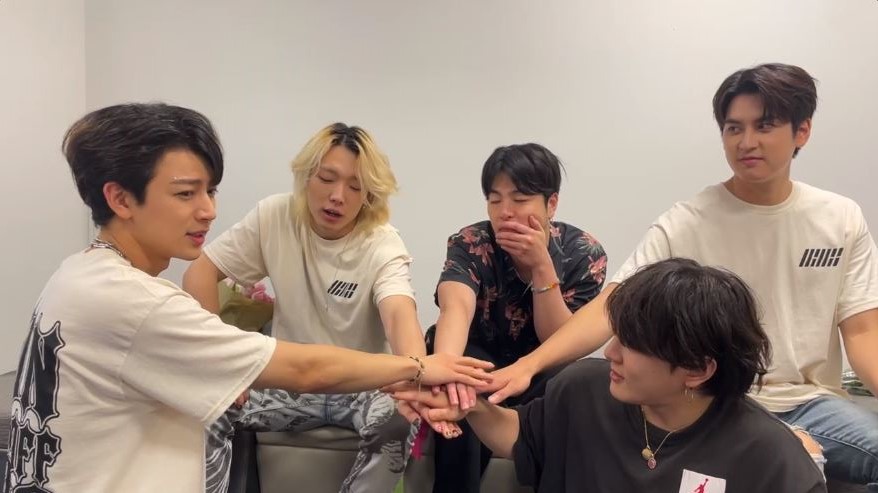 fighting!! <3 chanwoo looks like he abt to fight hahaha junhoe is sleeping already.. hahhaa

2920 DAYS WITH iKON 
#WITHiKONF8REVER 
#iKONIC과_iKON_8주년_우리의PANORAMA
<a href="/iKONIC_143/">iKON GLOBAL iKONIC</a> #아이콘