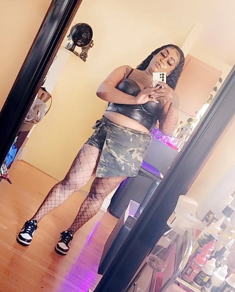 RoyalGoddess23's tweet photo. You are only here to worship me 👑
Bow before me peasants 

Findom Goddess black queen empress https://t.co/YhWhDILCsK