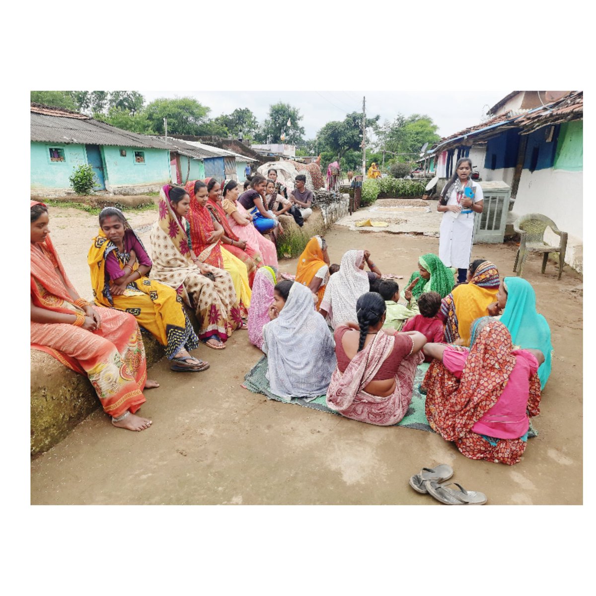 poojamalvi476's tweet photo. महिलाओं की बात महिलाओं के साथ✌️
Women were informed about various types of welfare schemes being run by the government by setting up Mahila Chaupal.🙌#chhindwara AIGGPA BHOPAL CMYIP 'Mukhyamantri Janseva Mitra' @cmyip_mp #cmpdp MP Yuva Portal American India Foundation #woman https://t.co/FEpy8TMtM9