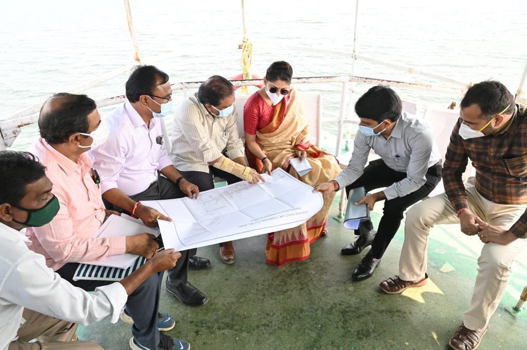 SmitaSabharwal's tweet photo. On a dream boat with deadlines ! 😀
Throwback to a #fieldday 
#EngineersDay https://t.co/seQllwvuP1