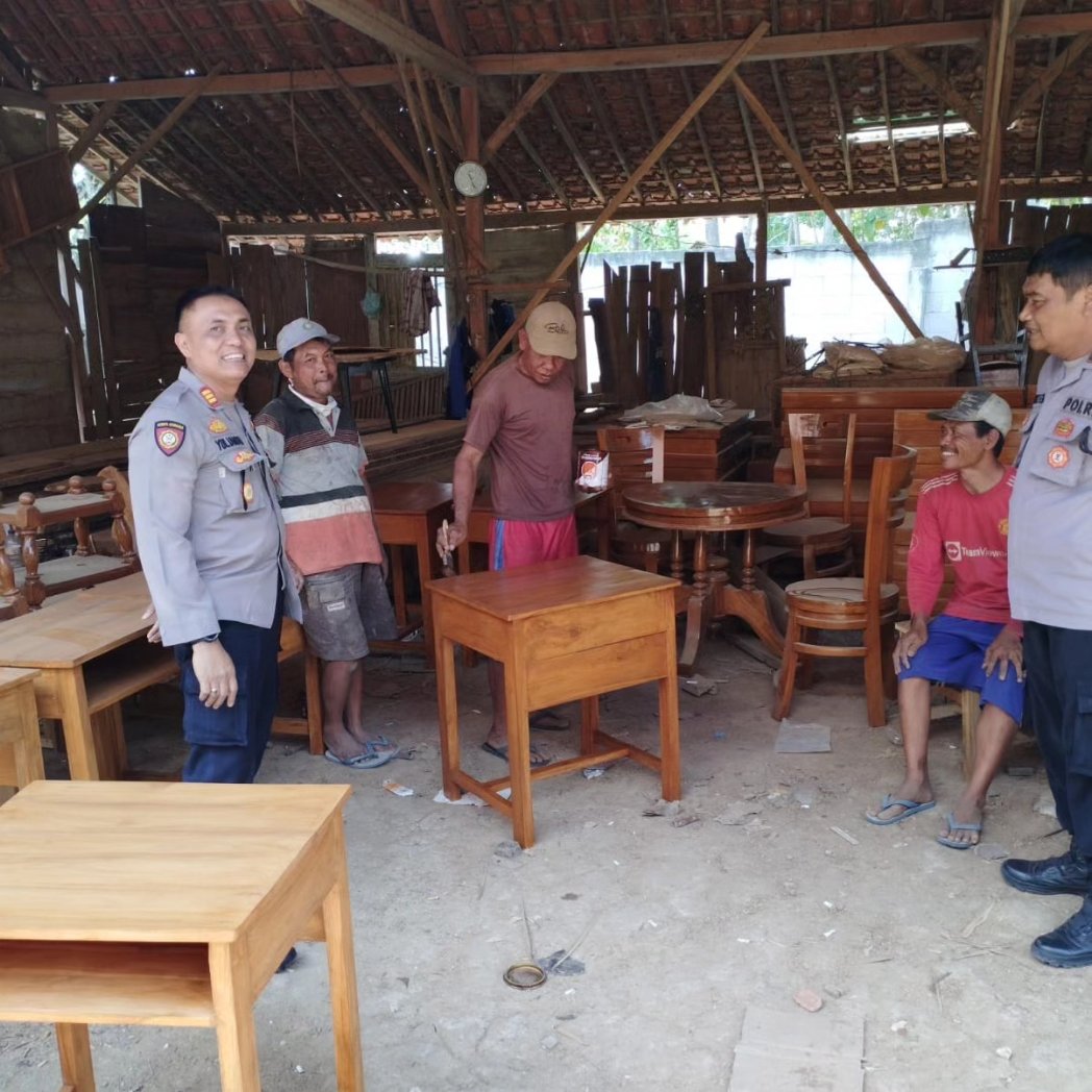 Kapolsek Blora AKP Yulianto.,S.H.M.H.,melaksanakan giat sharing Kamtibmas di wilayah keBlora bersama dengan Kanit Binmas Kanit Samapta dan anggota Bhabinkamtibmas dalam rangka mendengarkan saran masukan dari masyarakat untuk Kamtibmas yang aman nyaman