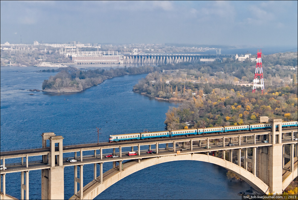 CheminsdeFerTC's tweet photo. A #Zaporijia en #Ukraine, le double #pontPreobrazhensky routier et ferroviaire, permet de franchir le Dniepr dont le cours est très large. On reconnait des #ER2 et un convoi grande ligne avec une loco de type #ChS7 ou #ChS8.
Auteurs difficiles à identifier. https://t.co/EkzpPyQS1a