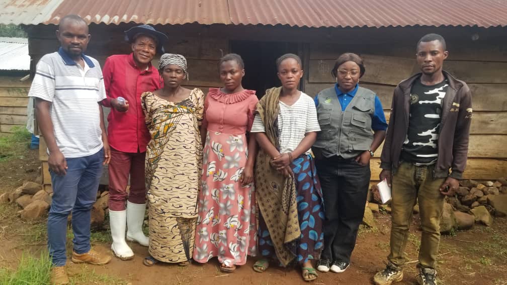 ACNDC_ASBL's tweet photo. La #synergie dans les actions pour l'amélioration des conditions de vie des femmes/filles était au centre d'échange que notre coordonnatrice @crispine_ngena a organisé avec les organisations internationales et locales dans la chefferie de #luindi à #kasika
Pour en savoir plus 🔽 https://t.co/sq4lpCEfmB