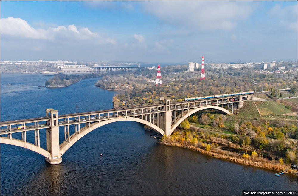 CheminsdeFerTC's tweet photo. A #Zaporijia en #Ukraine, le double #pontPreobrazhensky routier et ferroviaire, permet de franchir le Dniepr dont le cours est très large. On reconnait des #ER2 et un convoi grande ligne avec une loco de type #ChS7 ou #ChS8.
Auteurs difficiles à identifier. https://t.co/EkzpPyQS1a
